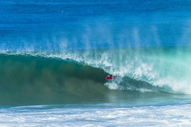İçi boş dalga tüp Ride içinde sörf sörfçü