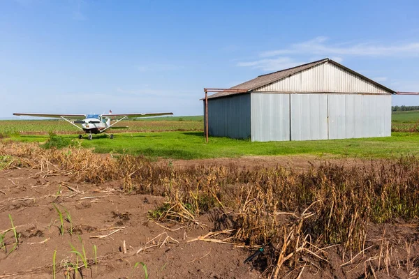 Трава літному полі аеродрому літаки ангар ферми — стокове фото