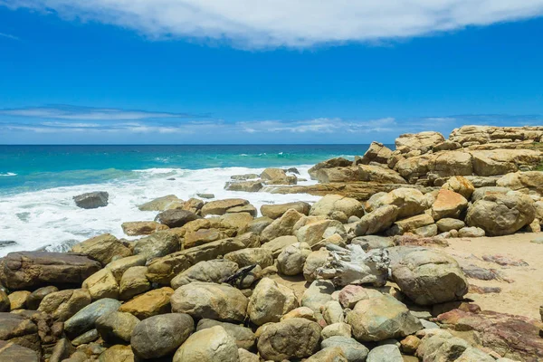 Skaliste wybrzeże Blue Ocean Fala Coastline — Zdjęcie stockowe