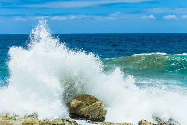 Океанських хвиль збоїв скелі спрей — стокове фото