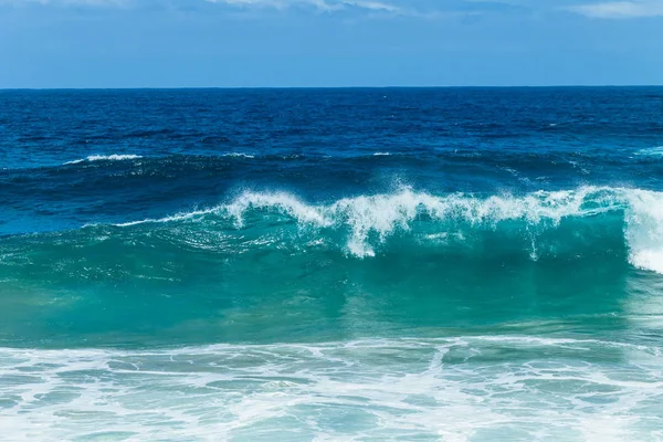 Sommaren havsvågor kraschar — Stockfoto