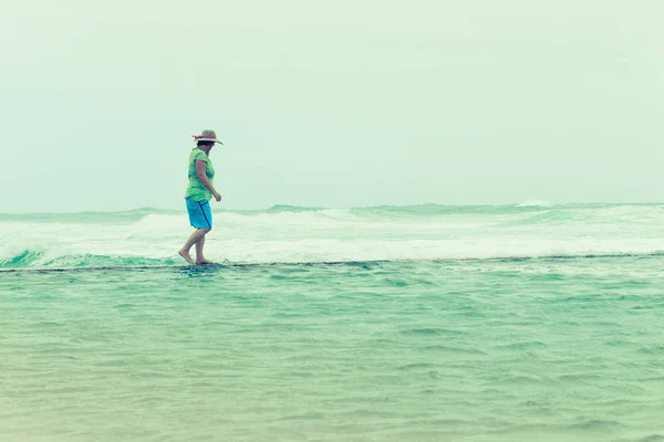 Mujer caminando marea piscina pared océano — Foto de Stock