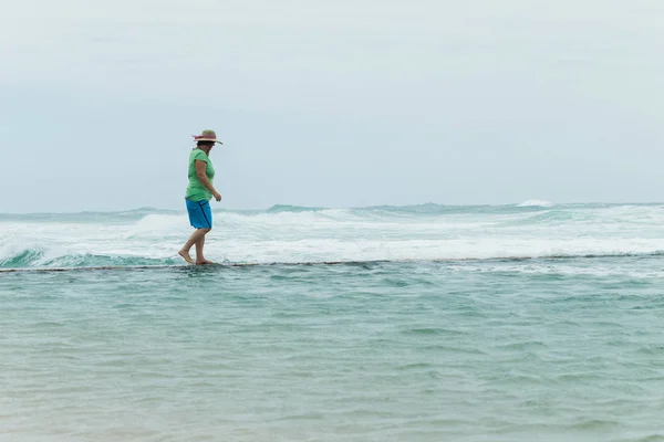 Woman Walking Beach Pool Wall Ocean — Stock Photo, Image