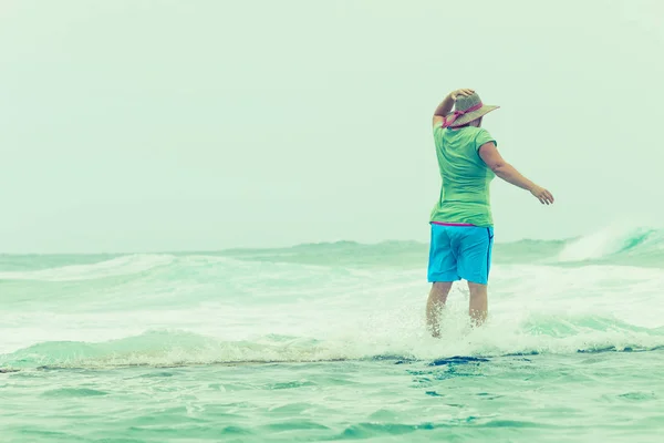 Woman Tidal Pool Wall Watching Ocean — Stock Photo, Image