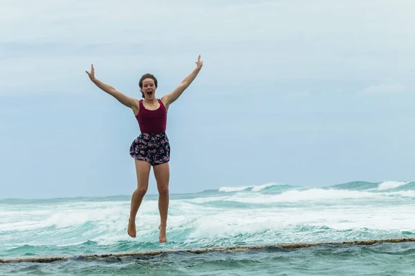 Menina Saltando Férias Praia Piscina Oceano — Fotografia de Stock