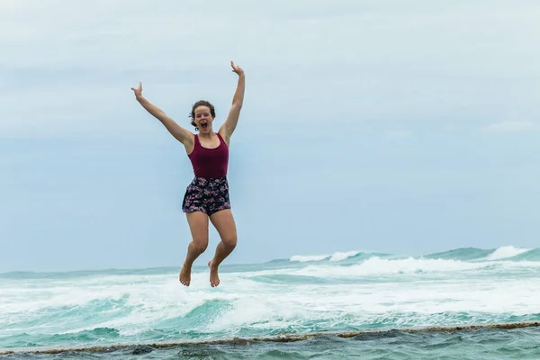 Menina feliz Jumping praia piscina oceano — Fotografia de Stock