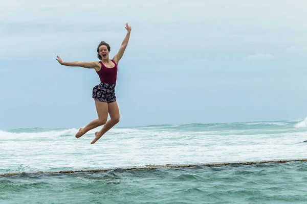 Menina Jumping Beach Holidays Piscina Oceano — Fotografia de Stock