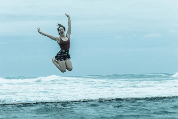 Fille sautant marémotrice piscine océan — Photo