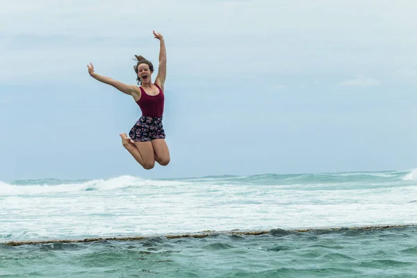 Menina Saltando Férias Tidal Piscina Oceano — Fotografia de Stock