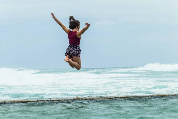 Menina Jumping Beach Pool Ocean Holidays — Fotografia de Stock