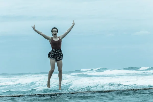 Girl Jumping Tidal Pool Ocean — Stock Photo, Image