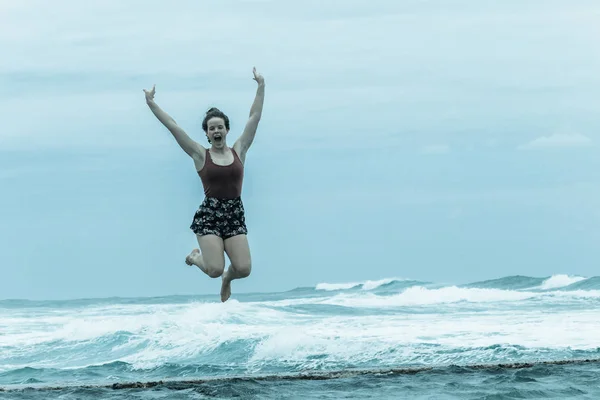 Girl Jumping Tidal Pool Ocean — Stock Photo, Image