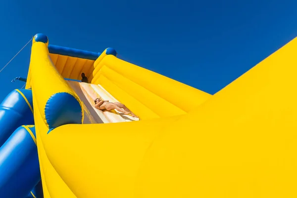 Menina Thrill High Water Slide — Fotografia de Stock