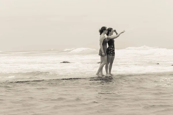 Girls Beach Holidays Tidal Pool Ocean — Stock Photo, Image