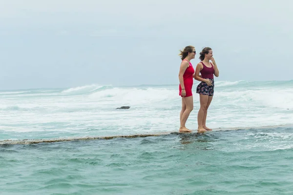 Meninas praia feriados maré piscina oceano — Fotografia de Stock