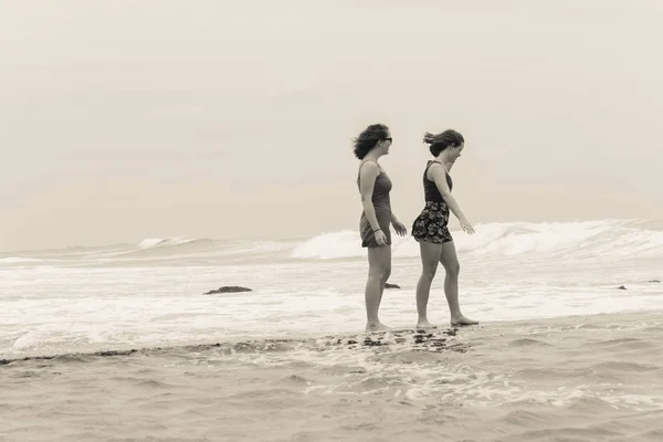 Meninas praia feriados maré piscina oceano — Fotografia de Stock