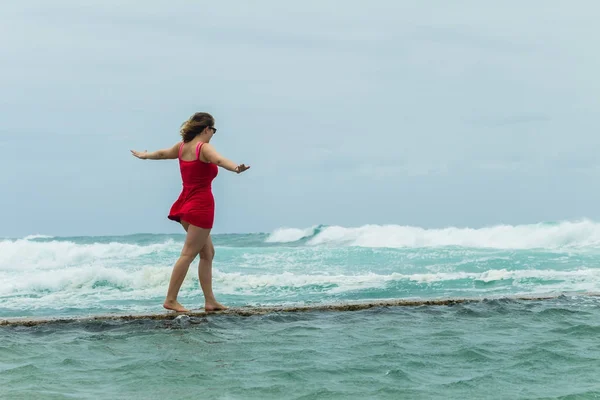 Meninas Praia Andar Equilíbrio Tidal Piscina Oceano — Fotografia de Stock