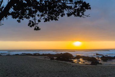 Kontrast Beach okyanus şafak kaya