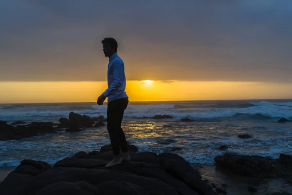 Homem praia oceano rochas silhueta — Fotografia de Stock