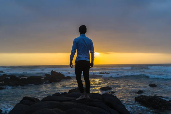 Hombre mirando océano amanecer amanecer —  Fotos de Stock