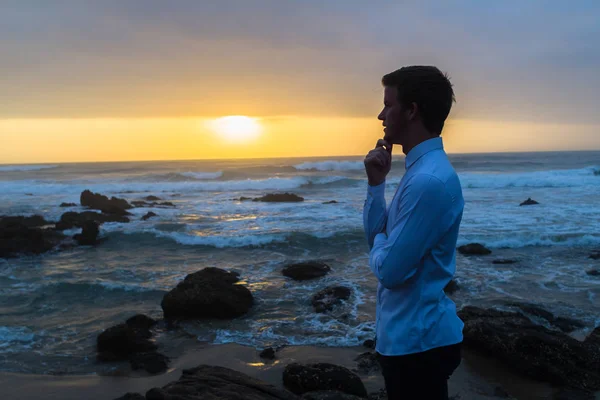 Hombre primer plano mirando océano rocas silueta —  Fotos de Stock