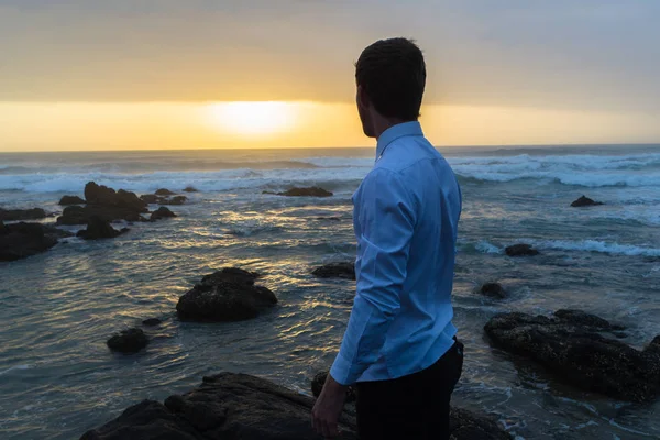 Man Looking Ocean Rocks Sunrise Silhouetted — Stock Photo, Image