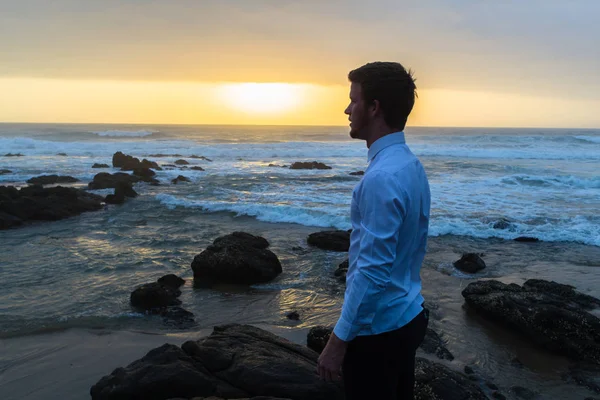 Hombre mirando océano horizonte amanecer —  Fotos de Stock