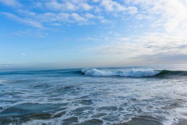 Okyanus gündoğumu ışınları dalgalar