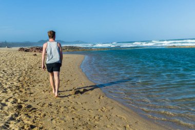 Adam yürüyen Beach okyanus Havuzu 