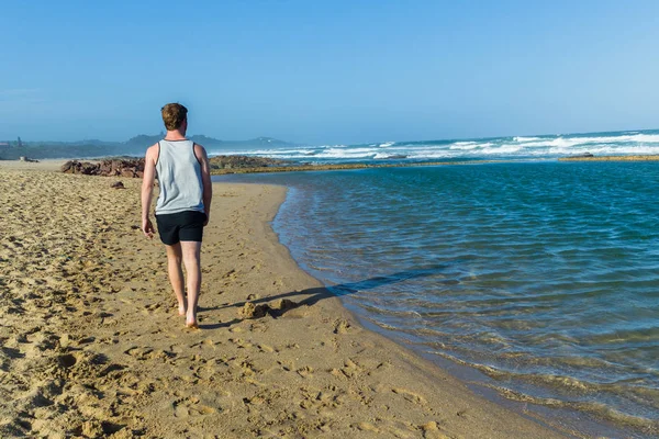 Mann zu Fuß Strand Ozean Pool — Stockfoto
