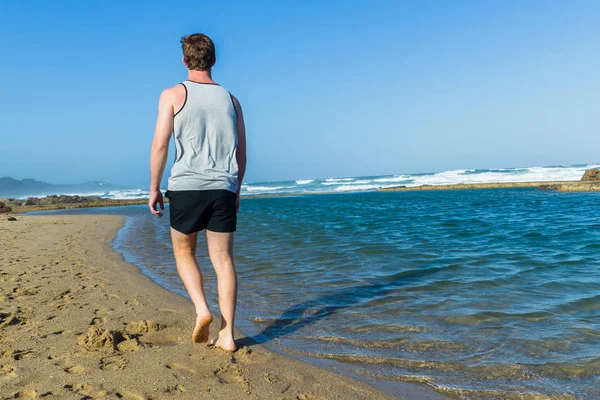 Man Walking Beach Ocean Pool — Stock Photo, Image