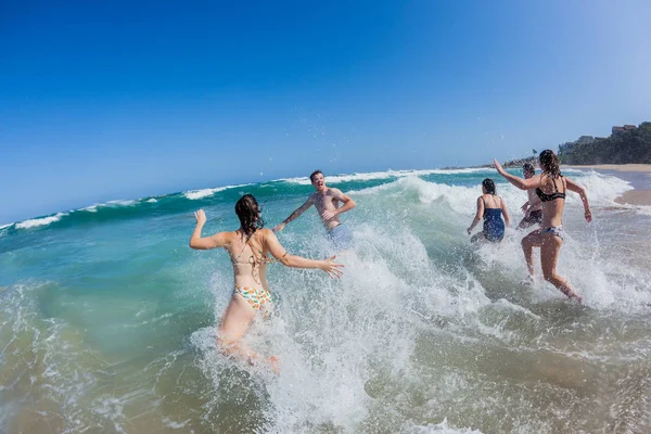 Teenagers Ocean Shorebreak Swim — Stock Photo, Image