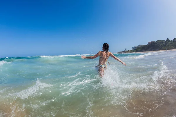 Adolescente chica océano playa nadar —  Fotos de Stock