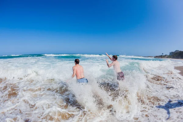 Plavání mládež Ocean Beach — Stock fotografie