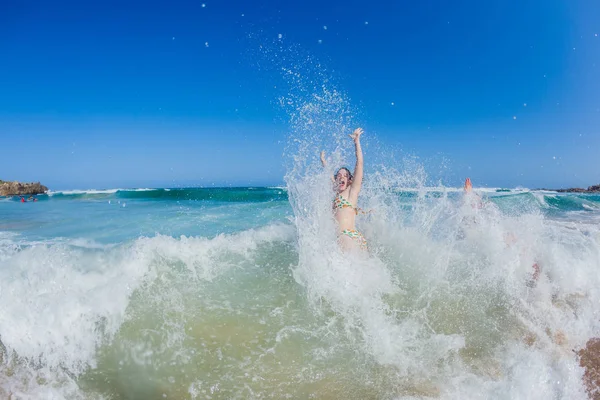 Ragazza spiaggia correre oceano nuotare — Foto Stock