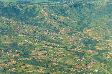 Uçan Afrika kırsal evleri vadiler dağlar
