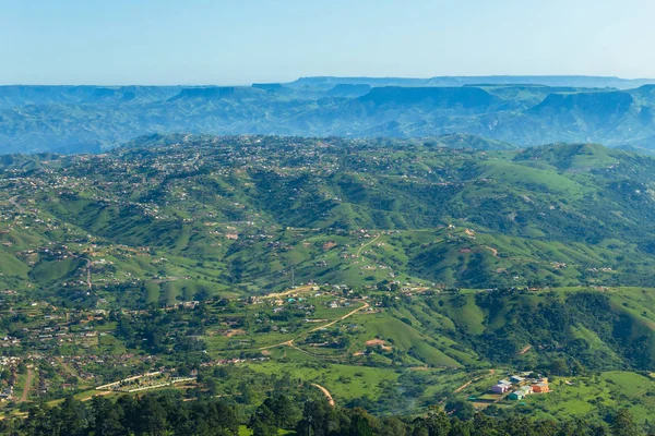 Που φέρουν Αφρική αγροτικές κατοικίες κοιλάδες βουνών — Φωτογραφία Αρχείου