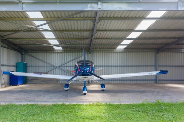 Hangar d'avion à deux places — Photo