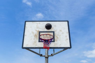 Basketbol kurulu top açık havada