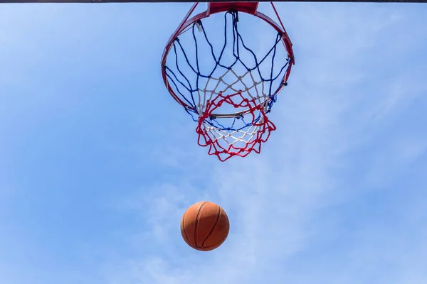 Basquete voo Hoop Net ao ar livre — Fotografia de Stock