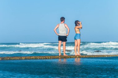 Kız çocuk izlerken okyanus dalgaları
