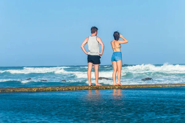 Menina menino assistindo ondas do oceano — Fotografia de Stock