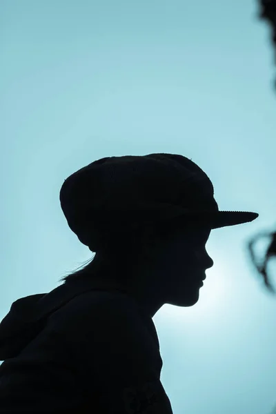 Tono azul del perfil de primer plano del sombrero de niña —  Fotos de Stock
