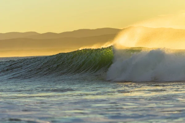 Ocean Wave kraschar Dawn — Stockfoto