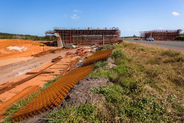 Construcción de materiales de acero nuevo puente de carretera — Foto de Stock