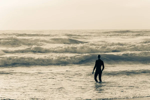 Atleta spiaggia oceano nuoto preparazione triathlon — Foto Stock