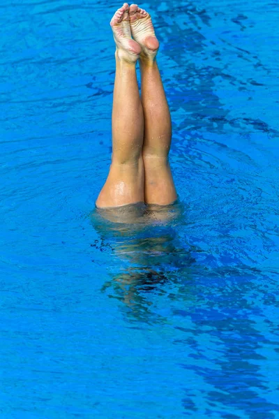 Nuotatore acquatico sincronizzato subacqueo — Foto Stock