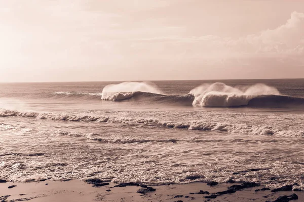 Havet vågor kraschar rev Sepia — Stockfoto