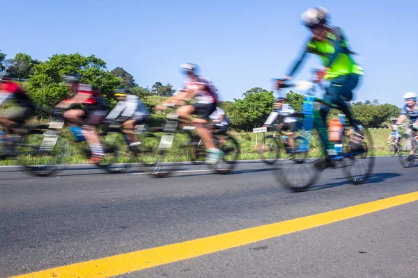 Скорость движения велосипедистов размыта — стоковое фото