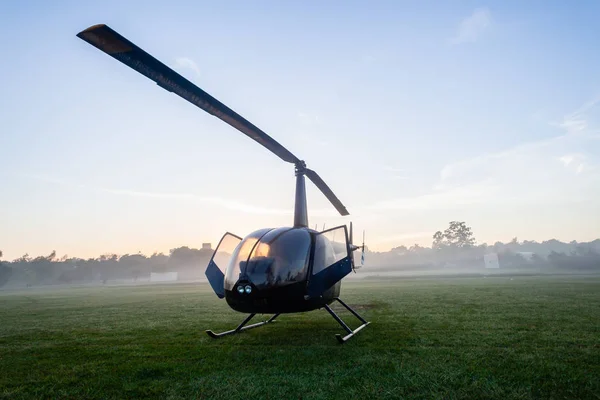 Helicóptero de cuatro plazas campo de hierba del amanecer — Foto de Stock